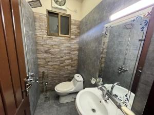 GujrānwālaPrime Plaza的浴室配有卫生间、盥洗盆和淋浴。