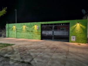 马拉圭Rosetta的两台足球运动员的绿色墙