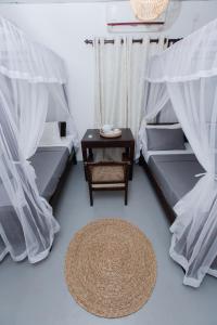 米瑞莎Prasith’s Place的一间设有两张床和一张桌子的房间