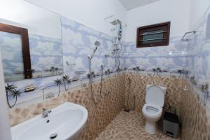 米瑞莎Prasith’s Place的带淋浴、卫生间和盥洗盆的浴室