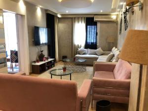 开罗Luxury apartment in Mohandiseen的客厅配有沙发和桌子
