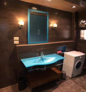 开罗Luxury apartment in Mohandiseen的浴室设有蓝色水槽和镜子