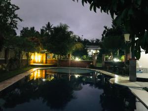 BatukliangBello Bungalow的夜间在院子里的游泳池