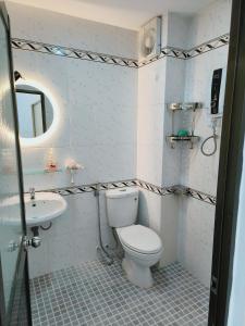 胡志明市Góc Hải Phòng Homestay Q4的一间带卫生间和水槽的浴室