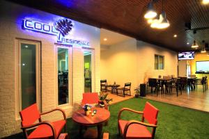 普吉镇Cool Residence - SHA Plus的一间带桌椅的餐厅和一间用餐室