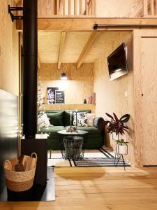 斯普里蒙Bayda's Tiny House的客厅配有绿色沙发和桌子