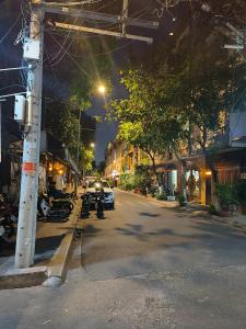 胡志明市Góc Hải Phòng Homestay Q4的街上晚上有车停在路边