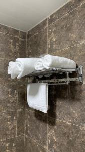 塔什干Airport Hotel 24的浴室的瓷砖墙上配有白色毛巾