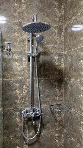 塔什干Airport Hotel 24的浴室里设有自行车淋浴