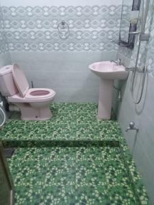 波隆纳鲁沃New Gama Guest的一间带卫生间和水槽的浴室