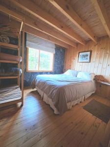 富特罗诺Cabañas Llifenativo的小木屋内一间卧室,配有一张床