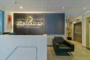 伊斯坦布尔Rise Inn Hotel的酒店大堂设有椅子和标志