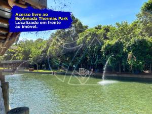 热河市Casa Para Temporada - Com Acesso ao Rio Thermal的公园池塘里的喷泉