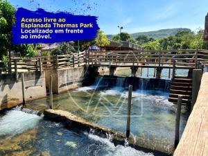 热河市Casa Para Temporada - Com Acesso ao Rio Thermal的公园里瀑布,有桥和水
