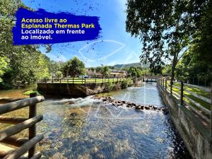 热河市Casa Para Temporada - Com Acesso ao Rio Thermal的河,前沿有栅栏
