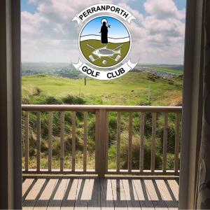 佩伦波斯Perranporth Golf Club Self-Catering Holiday Accommodation的从窗口可欣赏到高尔夫俱乐部标志的景色