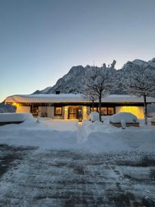 布兰德Brandnerhof的山前雪覆盖的房子