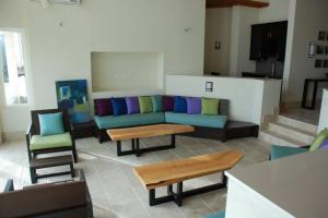 总督港Sky Beach Club Villa Waterfall 2 home的客厅配有沙发和桌椅