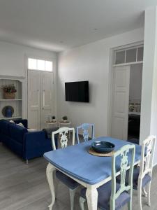 阿古洛Meriga的客厅配有蓝色的桌子和椅子