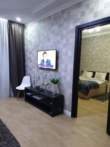 第比利斯Old Tbilisi Apartments1的一间带电视和镜子的客厅