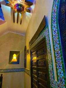 马拉喀什Riad Nezha的一间房间,门上贴着五颜六色的瓷砖