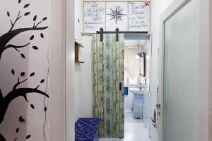 的里雅斯特Lodge&Art Hostel的浴室内带淋浴间的走廊