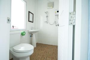 考科阁考岛景点酒店的一间带卫生间和水槽的浴室