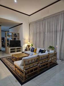 井里汶Roemah Uli Cirebon的带沙发和电视的客厅