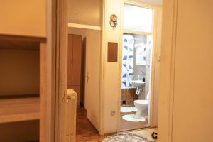 Apartman TWO的浴室配有白色卫生间和盥洗盆。
