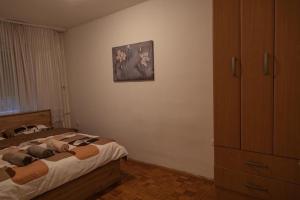 Apartman TWO的卧室配有一张床,墙上挂有绘画作品