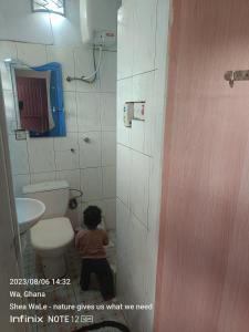 WaBeautyByNature scenery, room with TOP AC, private bath, restaurant的一名小孩在带卫生间的浴室