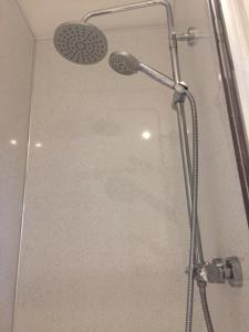 诺丁汉Flat 302 Centre Nottingham的浴室内配有淋浴和头顶淋浴