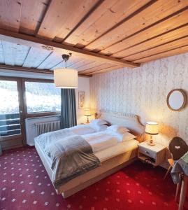 奥蒂塞伊普雷达尔酒店的一间卧室设有一张带木制天花板的大床