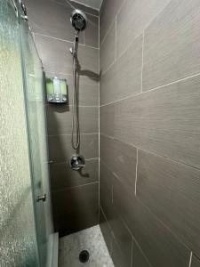 新罗谢尔Upscale Super LUX Private 2br Near NYC的带淋浴的浴室和玻璃门