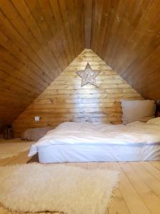 兹拉蒂博尔Zlatibor Sky Inn的木房的一张床位,墙上有一星星