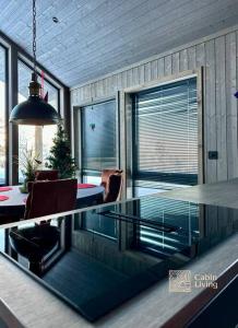 FlesbergNew cabin near X Country ski trails at Blefjell with Jacuzzi的带用餐室的玻璃桌