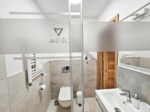 库多瓦-兹德鲁伊APARTAMENTY "LA VILLA" z klimatyzacją, ogrodem i parkingiem的白色的浴室设有卫生间和水槽。