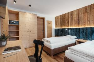 科瓦拉因巴迪亚Residence Villa Trieste的酒店客房配有两张床和一张书桌