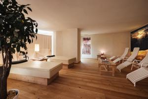 科瓦拉因巴迪亚Residence Villa Trieste的客厅配有沙发和桌椅
