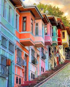 伊斯坦布尔Fener sweet的街上一排色彩缤纷的建筑