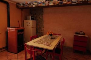 奥瓦罗迪堡特旅馆的厨房配有红色椅子和白色冰箱。