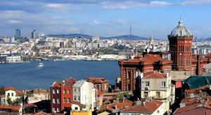 伊斯坦布尔Fener sweet的享有城市美景,设有钟楼