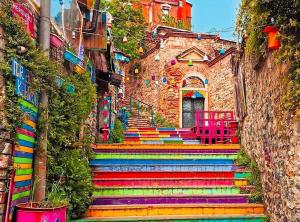 伊斯坦布尔Fener sweet的一组五颜六色的楼梯,有一座建筑