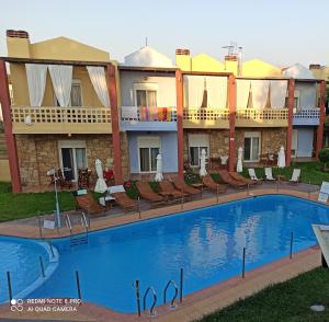波塞蒂Ydna Apartments的享有酒店及大型游泳池的景色