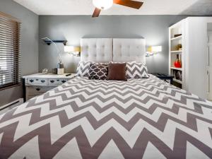 帕克城Hidden Creek Pond Perfection的卧室配有一张带白色和灰色床罩的大床