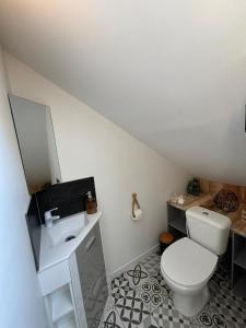 Petit Nid Douillet avec parking privé的浴室配有白色卫生间和盥洗盆。