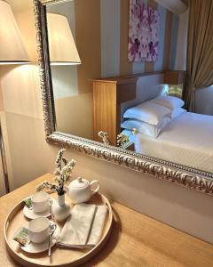 葛伦坦马勒黎莱斯康科德公寓式酒店的一间设有镜子和一张桌子及一张床的房间