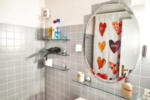 DärligenFamily room by Interlaken Parking的浴室设有镜子和浴帘