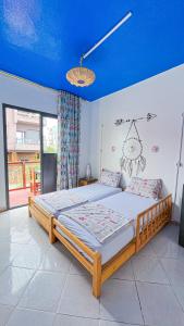 依索安Happy Home Dream Surf的一间卧室配有一张蓝色天花板的床
