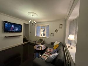 伦敦Luxury Cottage Room的客厅配有沙发和桌子